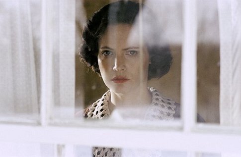 Still of Jennifer Jason Leigh in Road to Perdition (2002)