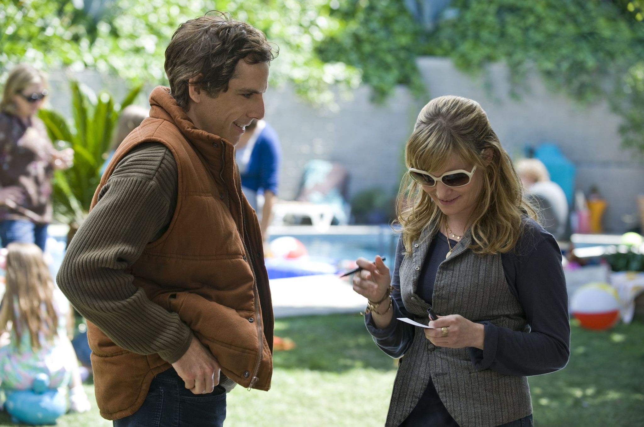 Still of Jennifer Jason Leigh and Ben Stiller in Greenberg (2010)