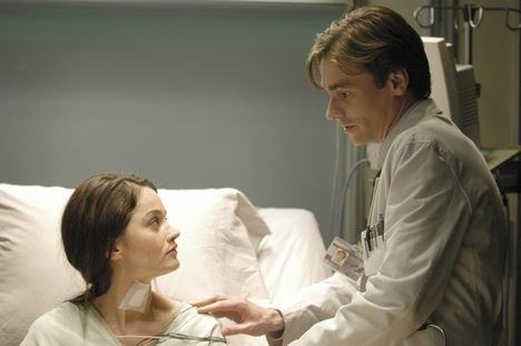 Still of Robert Sean Leonard and Robin Tunney in Hausas (2004)