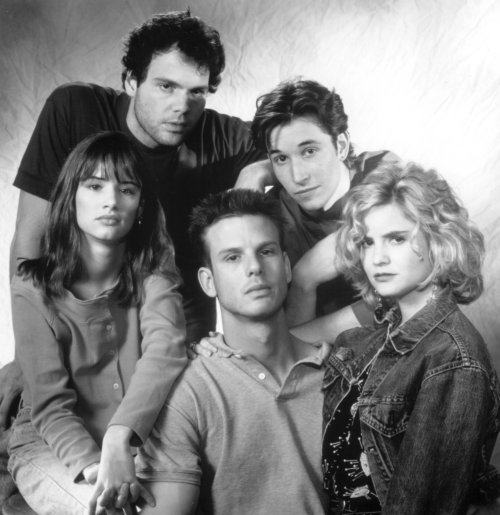Still of Vincent D'Onofrio, Jennifer Jason Leigh, Juliette Lewis, Peter Berg and Noah Wyle in Crooked Hearts (1991)