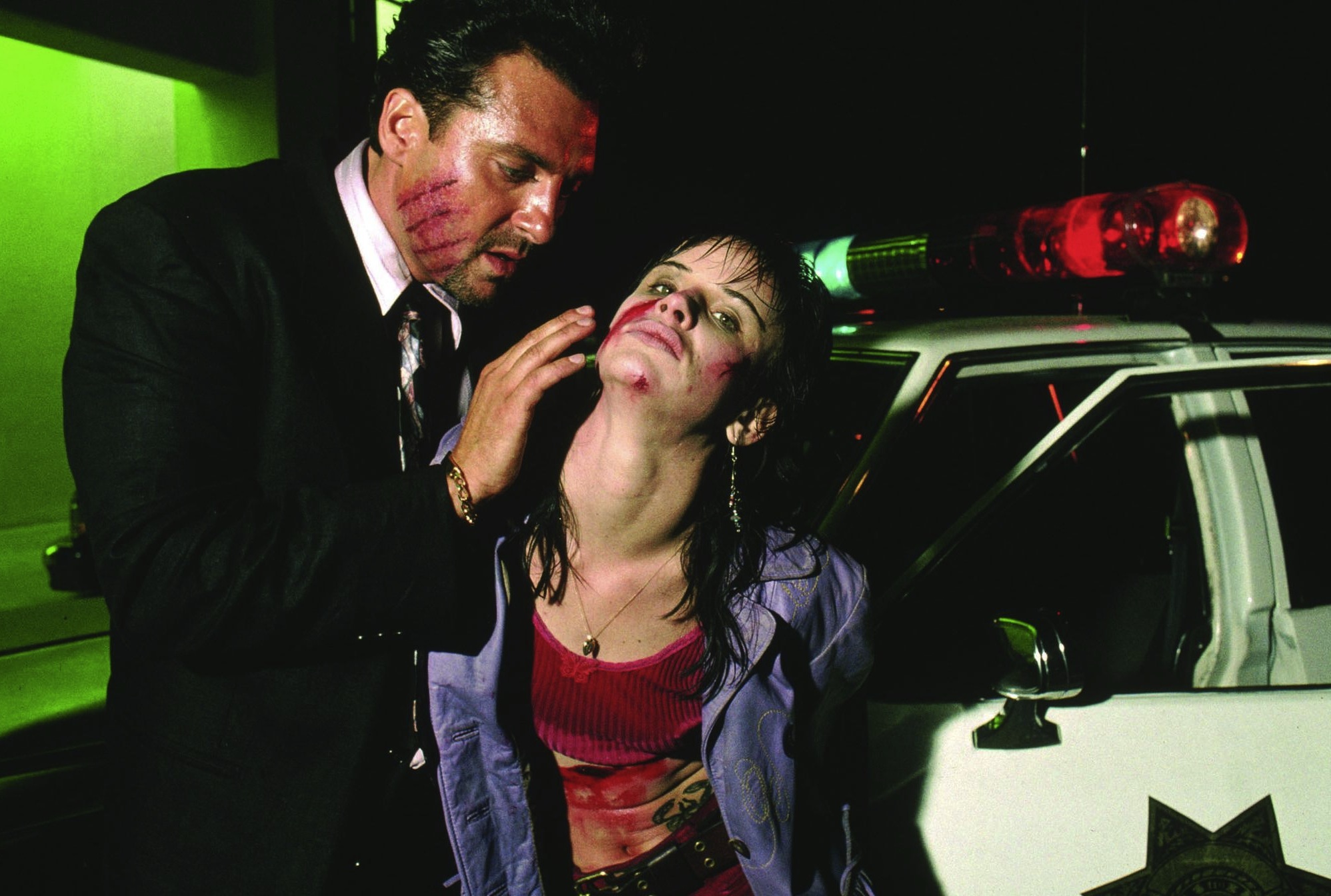 Still of Juliette Lewis and Tom Sizemore in Gime zudyti (1994)