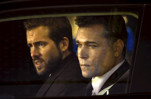 Still of Ray Liotta and Ryan Reynolds in Smokin' Aces (2006)