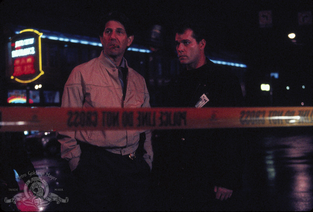 Still of Ray Liotta and Peter Coyote in Unforgettable (1996)