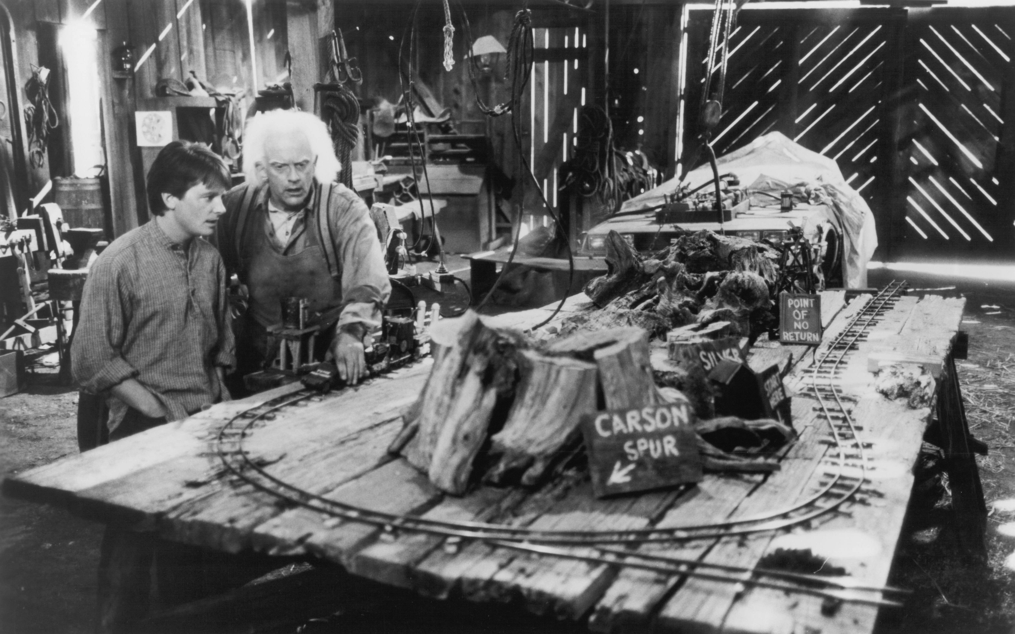 Still of Michael J. Fox and Christopher Lloyd in Atgal i ateiti III (1990)