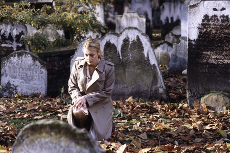 Emily Lloyd in The Honeytrap (2002)