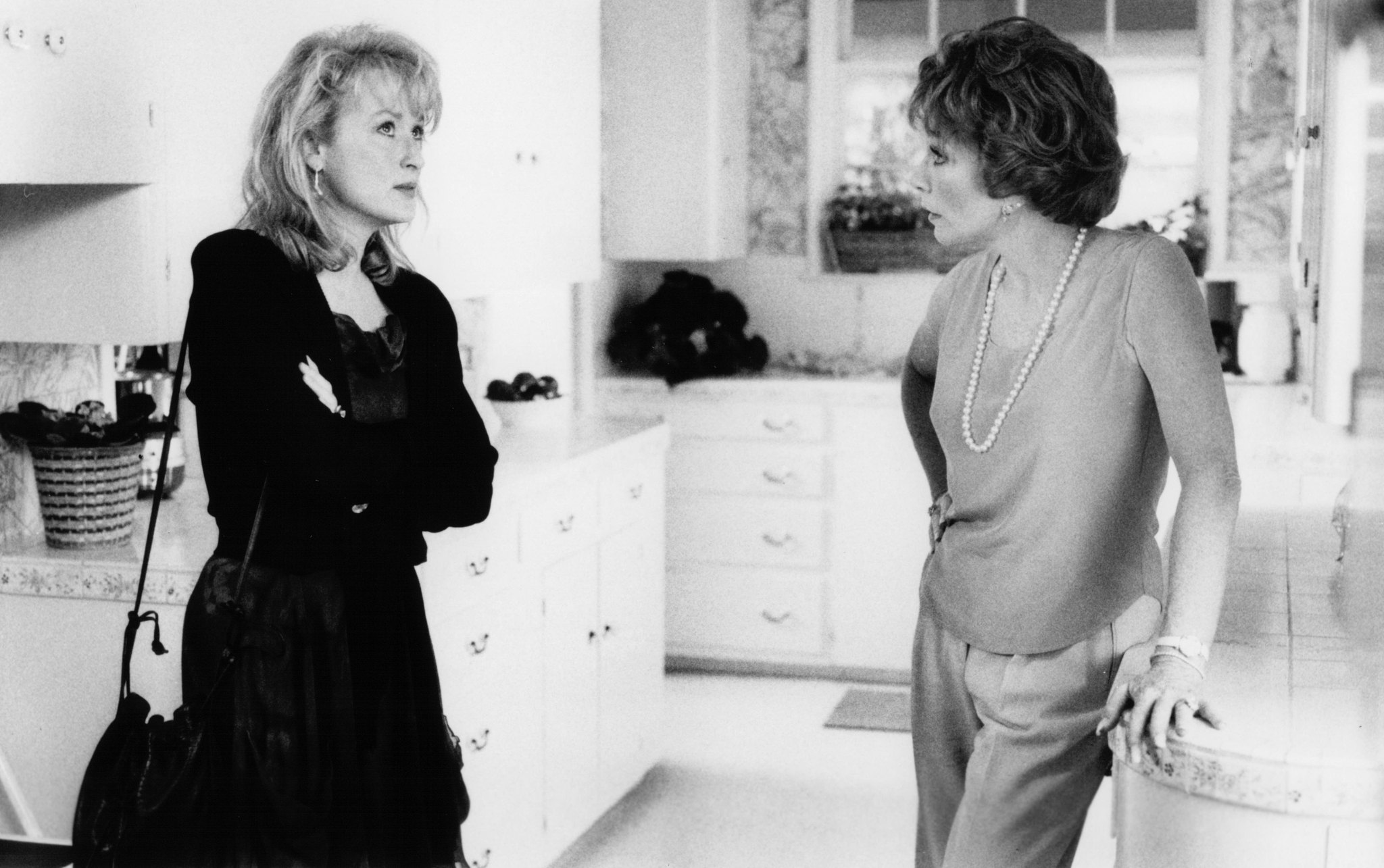 Still of Shirley MacLaine and Meryl Streep in Postcards from the Edge (1990)