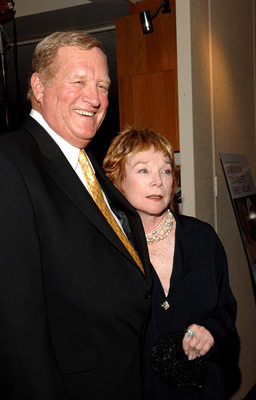 Shirley MacLaine and Ken Howard at event of As - ne blogesne (2005)