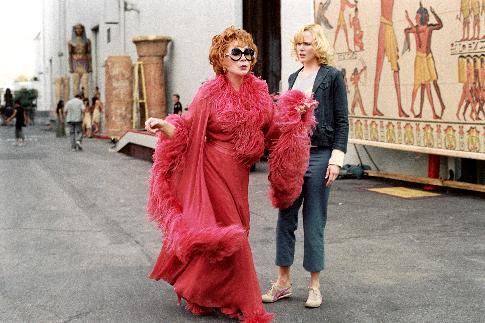 Still of Nicole Kidman and Shirley MacLaine in Bewitched (2005)