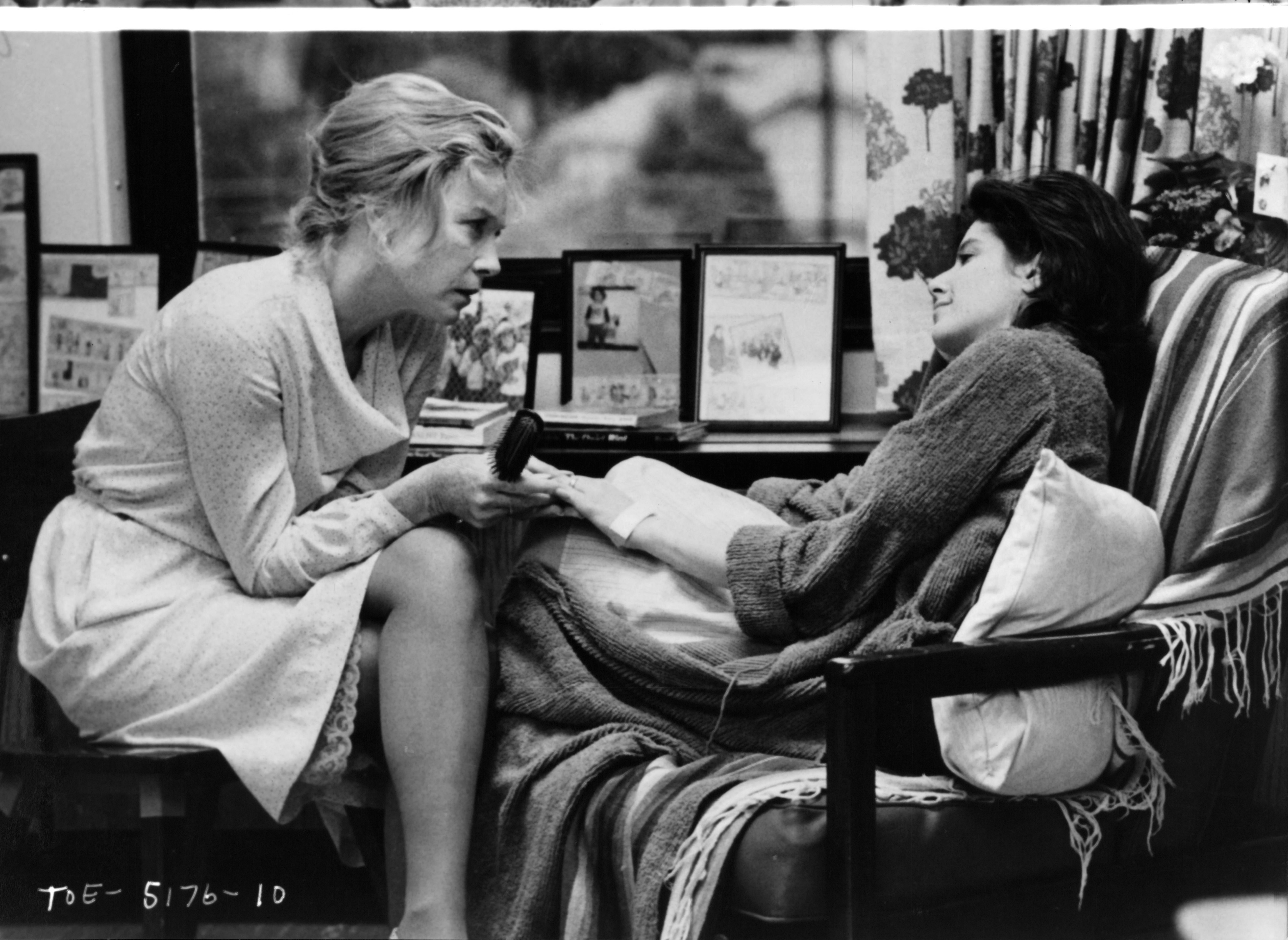 Still of Shirley MacLaine and Debra Winger in Terms of Endearment (1983)