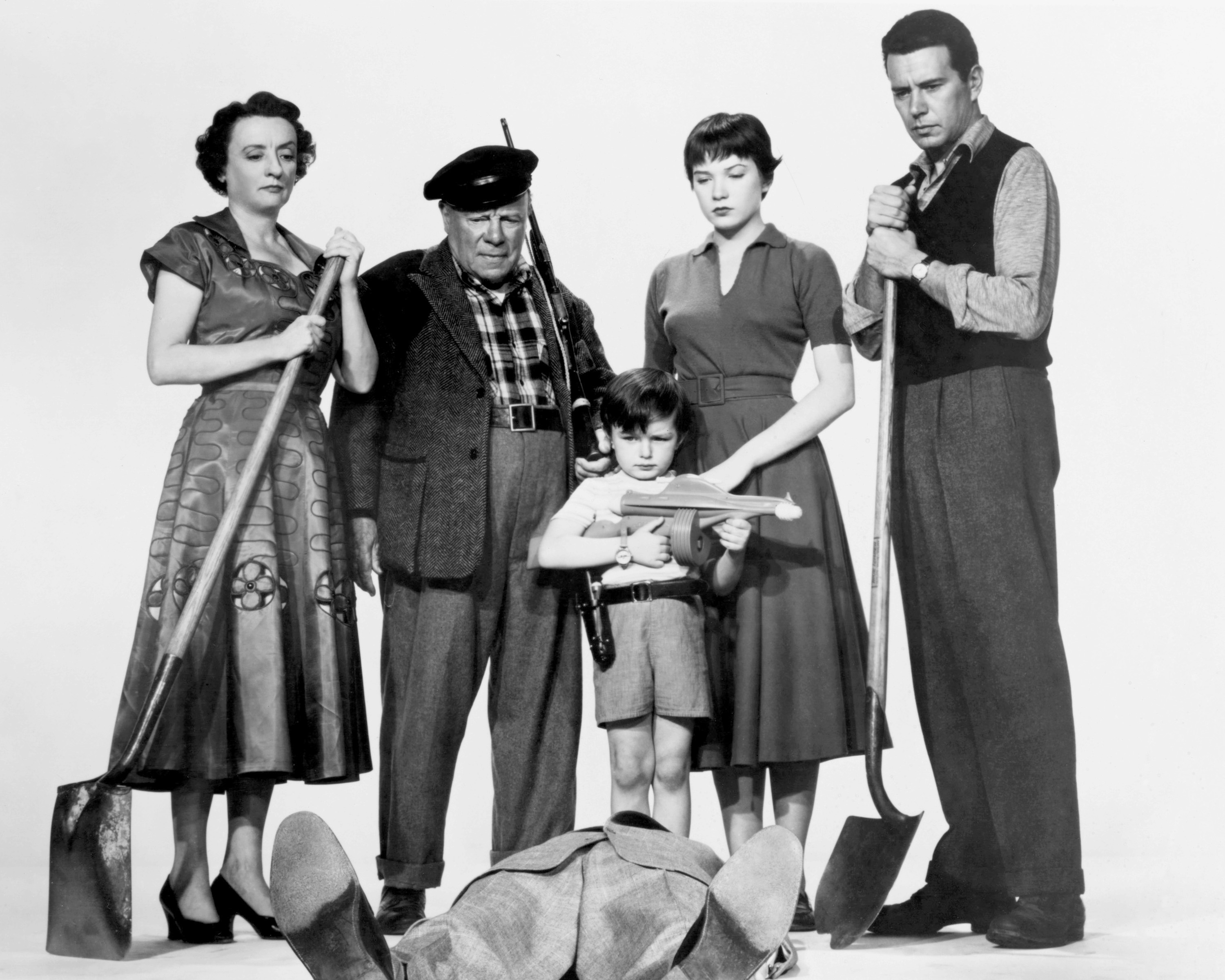 Still of Shirley MacLaine, John Forsythe, Edmund Gwenn, Jerry Mathers and Mildred Natwick in The Trouble with Harry (1955)