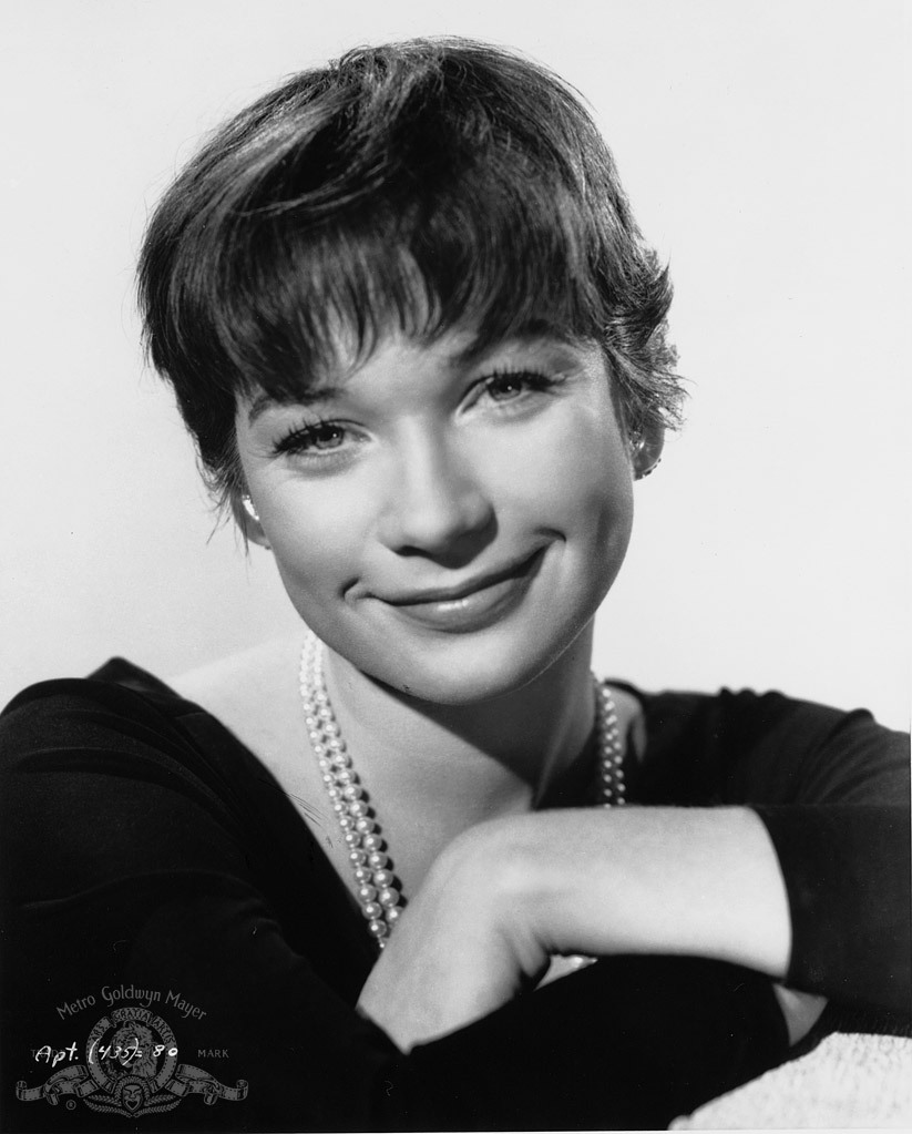 Still of Shirley MacLaine in The Apartment (1960)