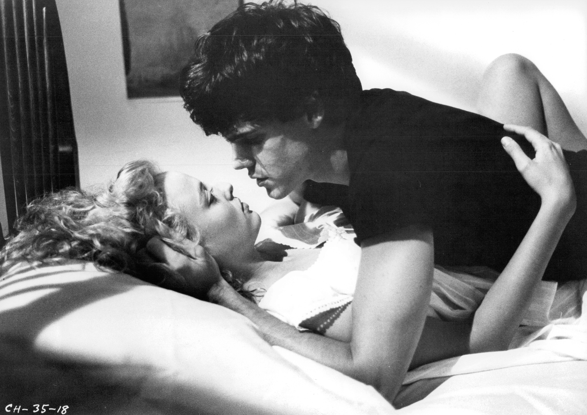 Still of Virginia Madsen and Craig Sheffer in Fire with Fire (1986)