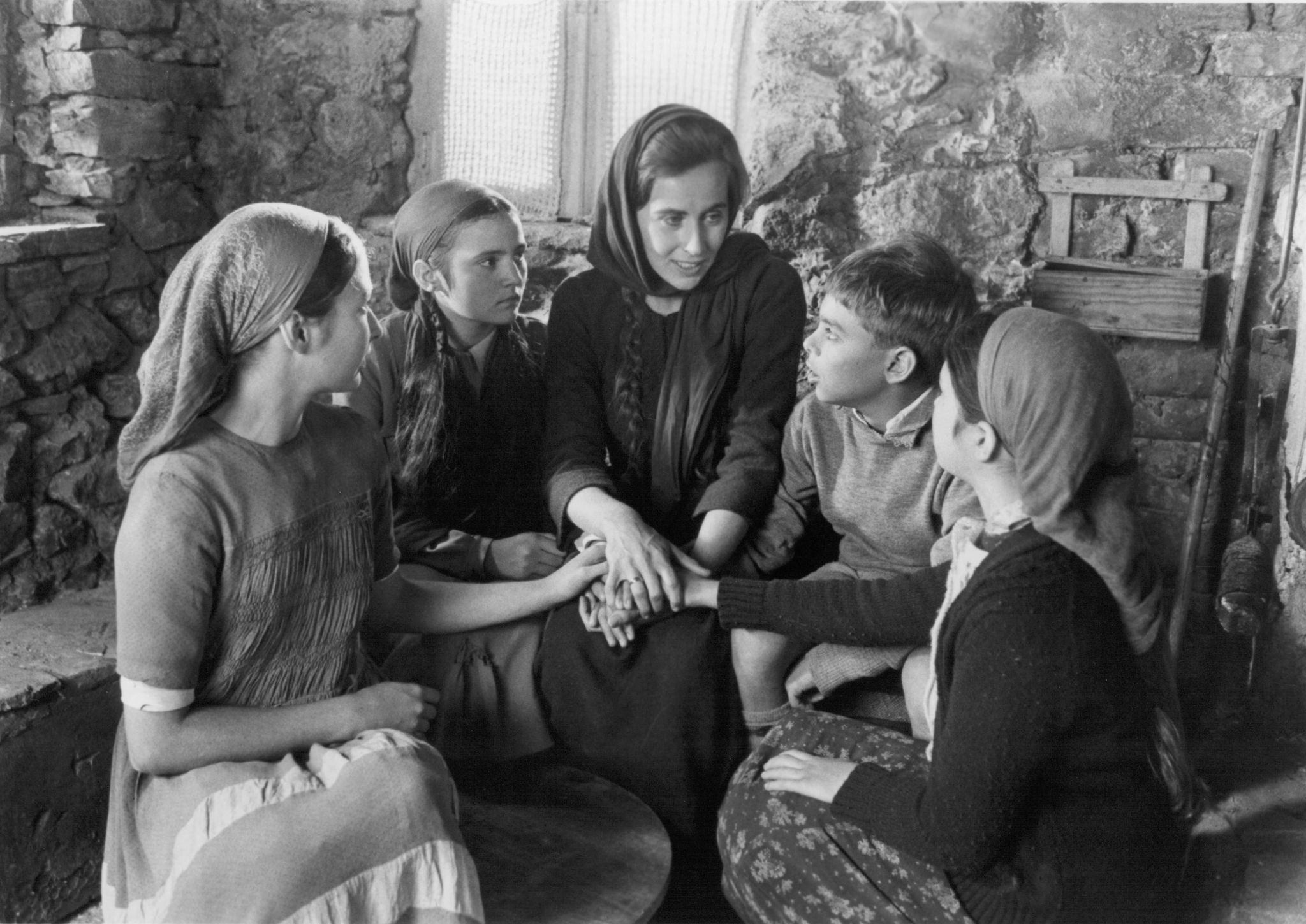 Still of John Malkovich, Linda Hunt, Oliver Cotton, Kate Nelligan and Ronald Pickup in Eleni (1985)