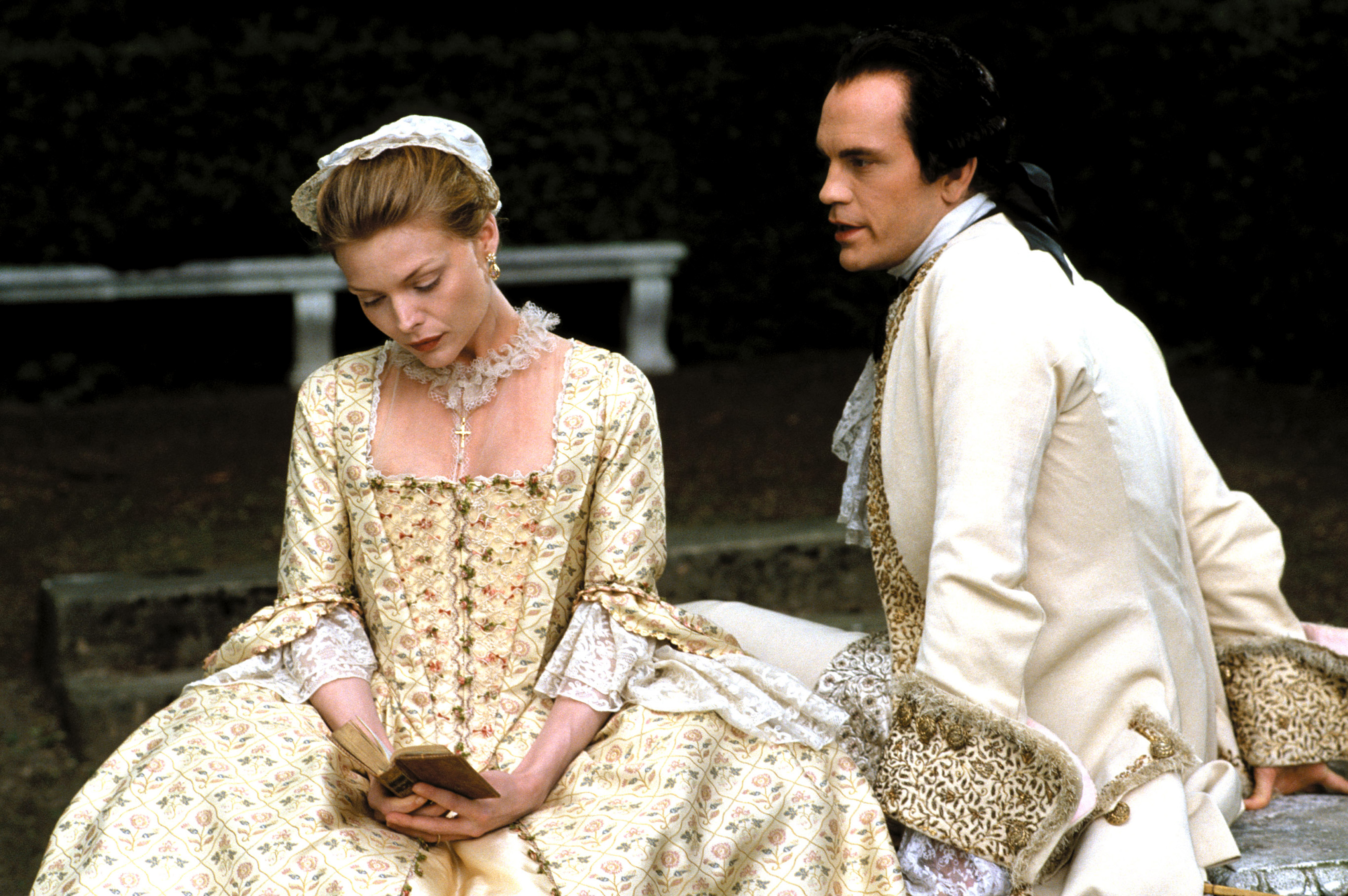 Still of Michelle Pfeiffer and John Malkovich in Dangerous Liaisons (1988)