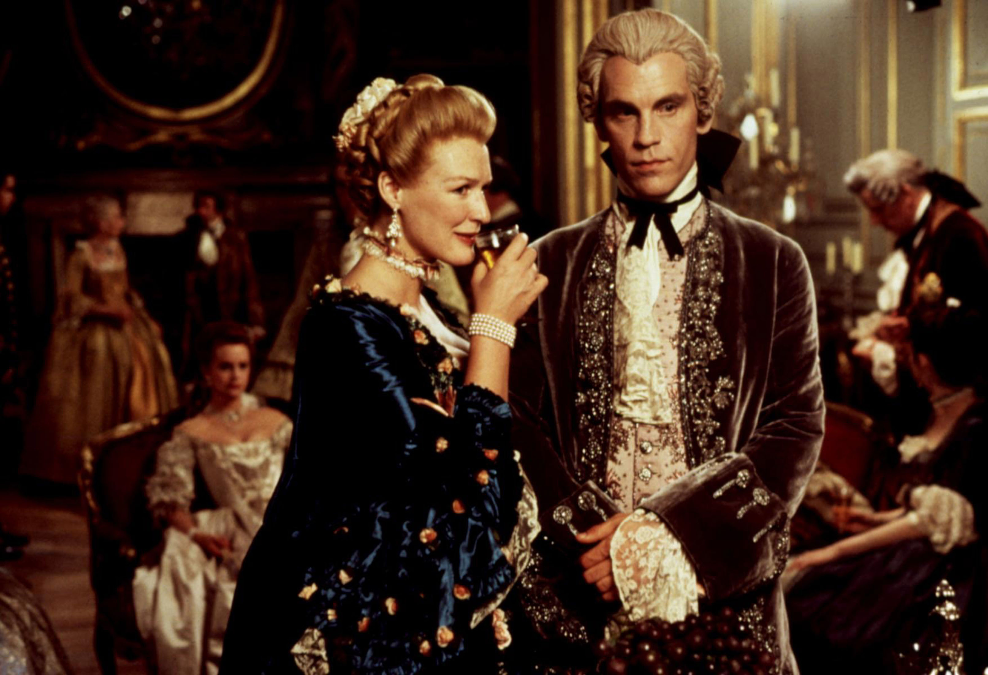 Still of Glenn Close and John Malkovich in Dangerous Liaisons (1988)