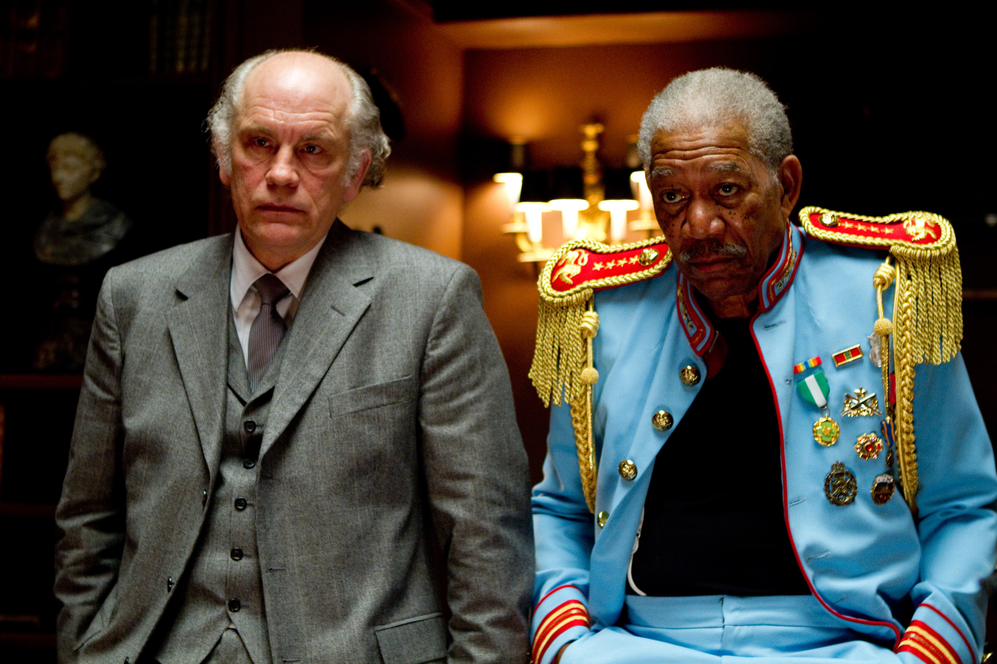 Still of Morgan Freeman and John Malkovich in Rizikinga erzinti diedukus (2010)