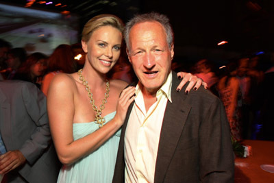Charlize Theron and Michael Mann at event of Hankokas (2008)