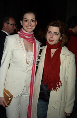 Heather Matarazzo and Anne Hathaway at event of Ziedu Valdovas: Dvi tvirtoves (2002)