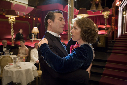 Still of Frances McDormand and Ciarán Hinds in Miss Pettigrew Lives for a Day (2008)