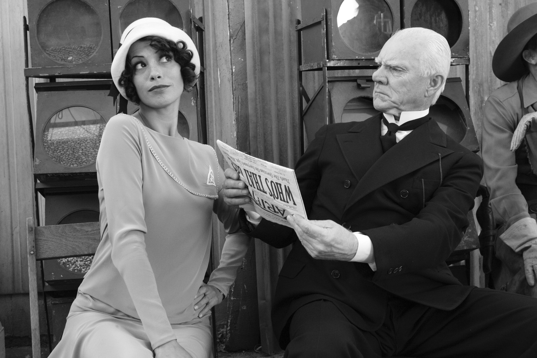 Still of Malcolm McDowell and Bérénice Bejo in Artistas (2011)