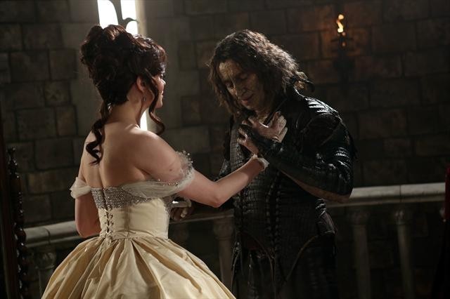 Still of Rose McGowan and Robert Carlyle in Once Upon a Time (2011)