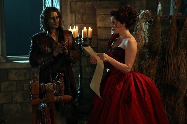 Still of Rose McGowan and Robert Carlyle in Once Upon a Time (2011)