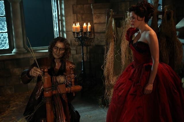 Still of Rose McGowan and Robert Carlyle in Once Upon a Time (2011)