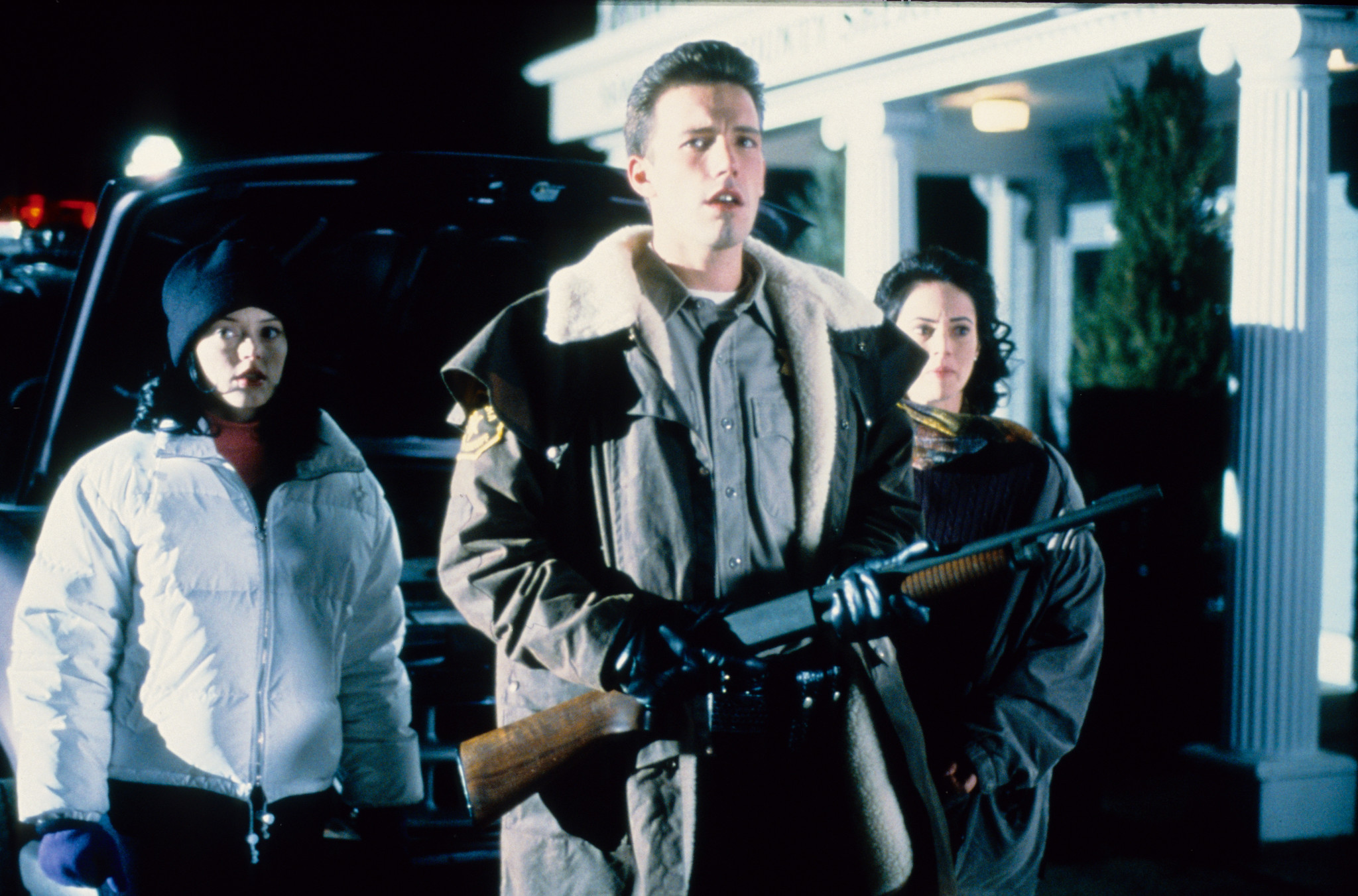 Still of Ben Affleck, Rose McGowan and Joanna Going in Phantoms (1998)