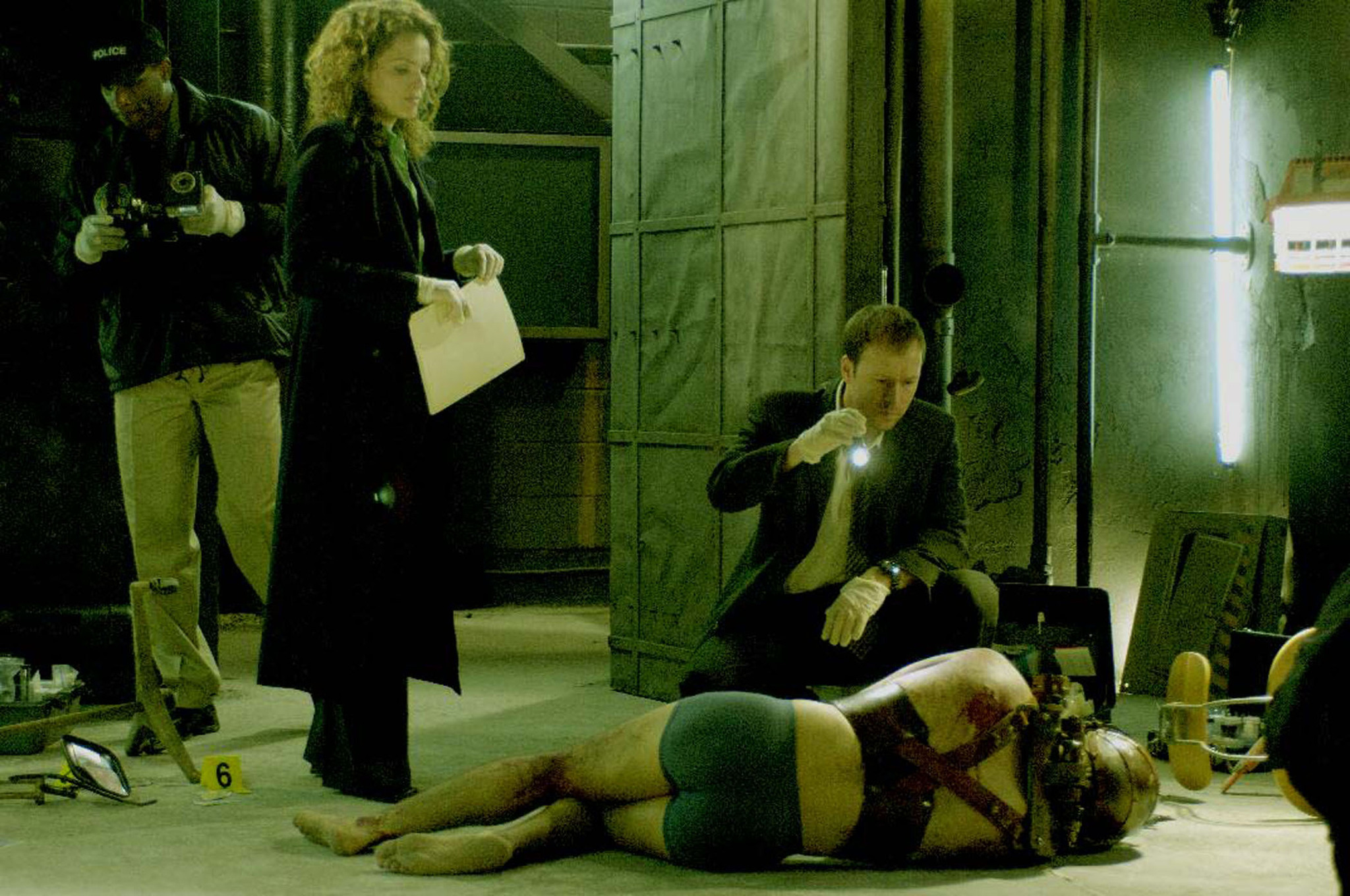 Still of Dina Meyer and Donnie Wahlberg in Saw II (2005)