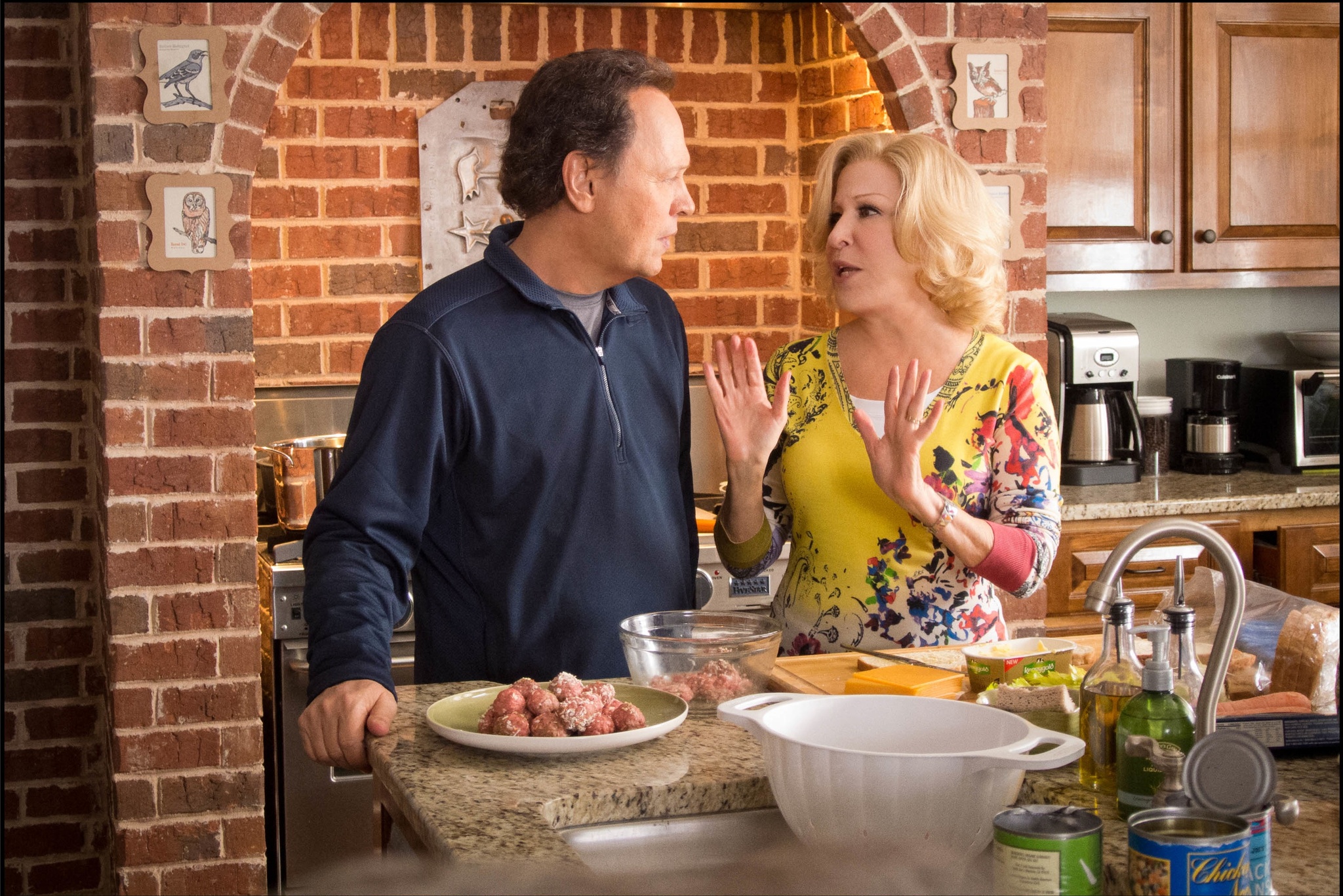Still of Billy Crystal and Bette Midler in Suaugusiuju prieziura (2012)