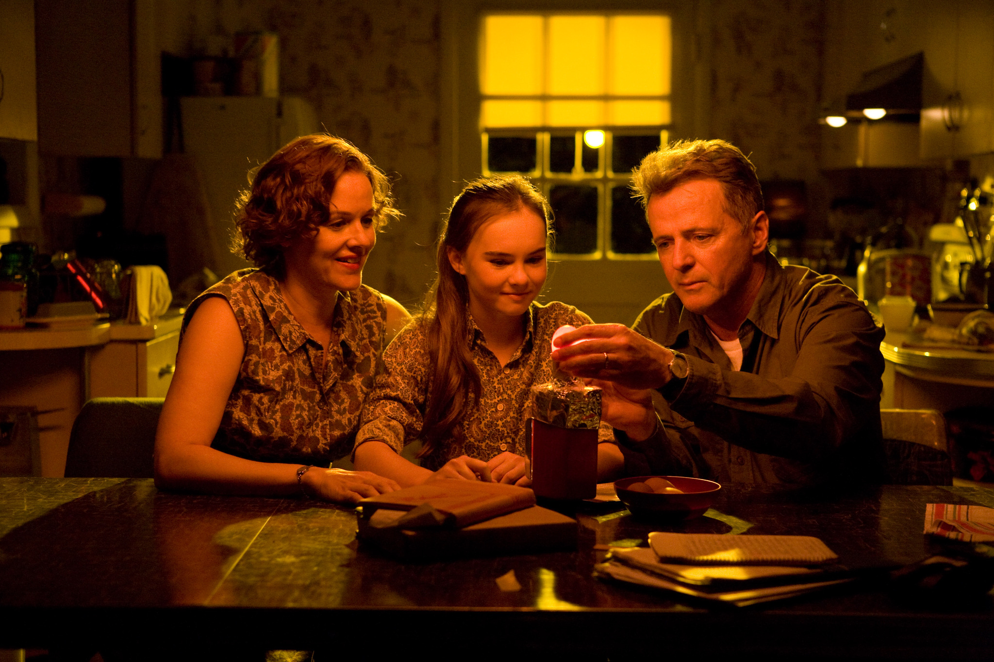 Still of Penelope Ann Miller, Aidan Quinn and Madeline Carroll in Flipped (2010)