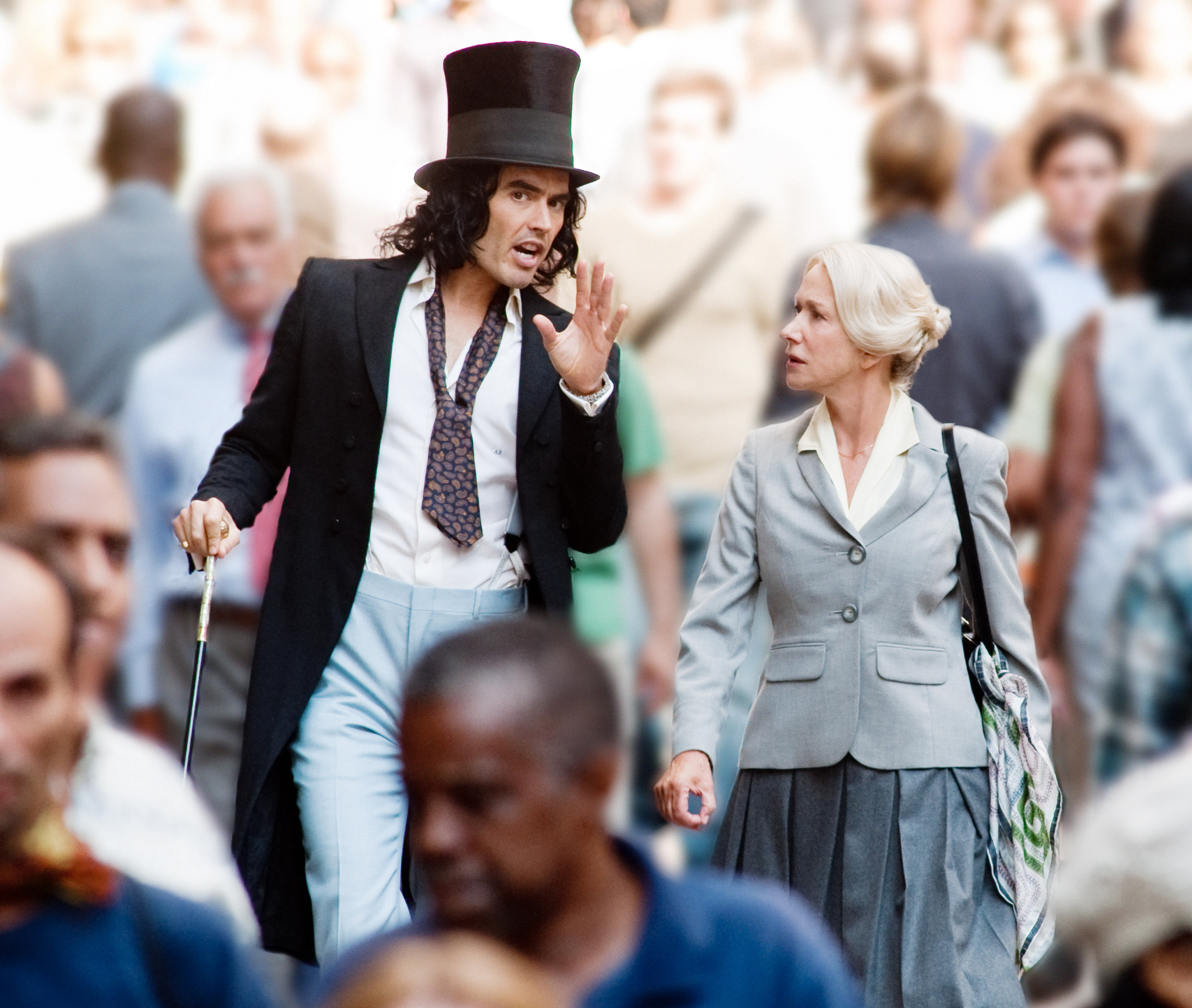 Still of Helen Mirren and Russell Brand in Arthur (2011)