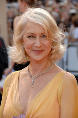 Helen Mirren at event of Chacun son cinéma ou Ce petit coup au coeur quand la lumière s'éteint et que le film commence (2007)