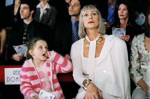 Still of Helen Mirren and Abigail Breslin in Raising Helen (2004)