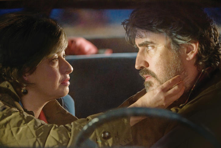 Still of Alfred Molina and Elizabeth Peña in Nothing Like the Holidays (2008)