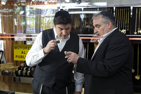 Still of Alfred Molina and Manny Roth in Law & Order: Los Angeles (2010)