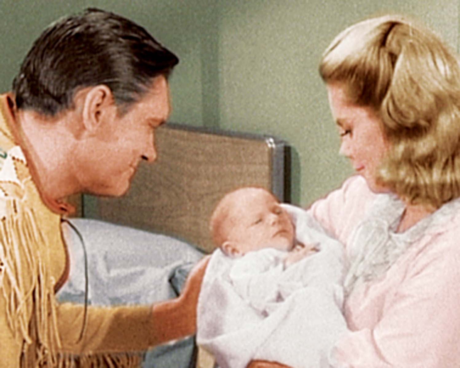 Still of Elizabeth Montgomery and Dick York in Bewitched (1964)