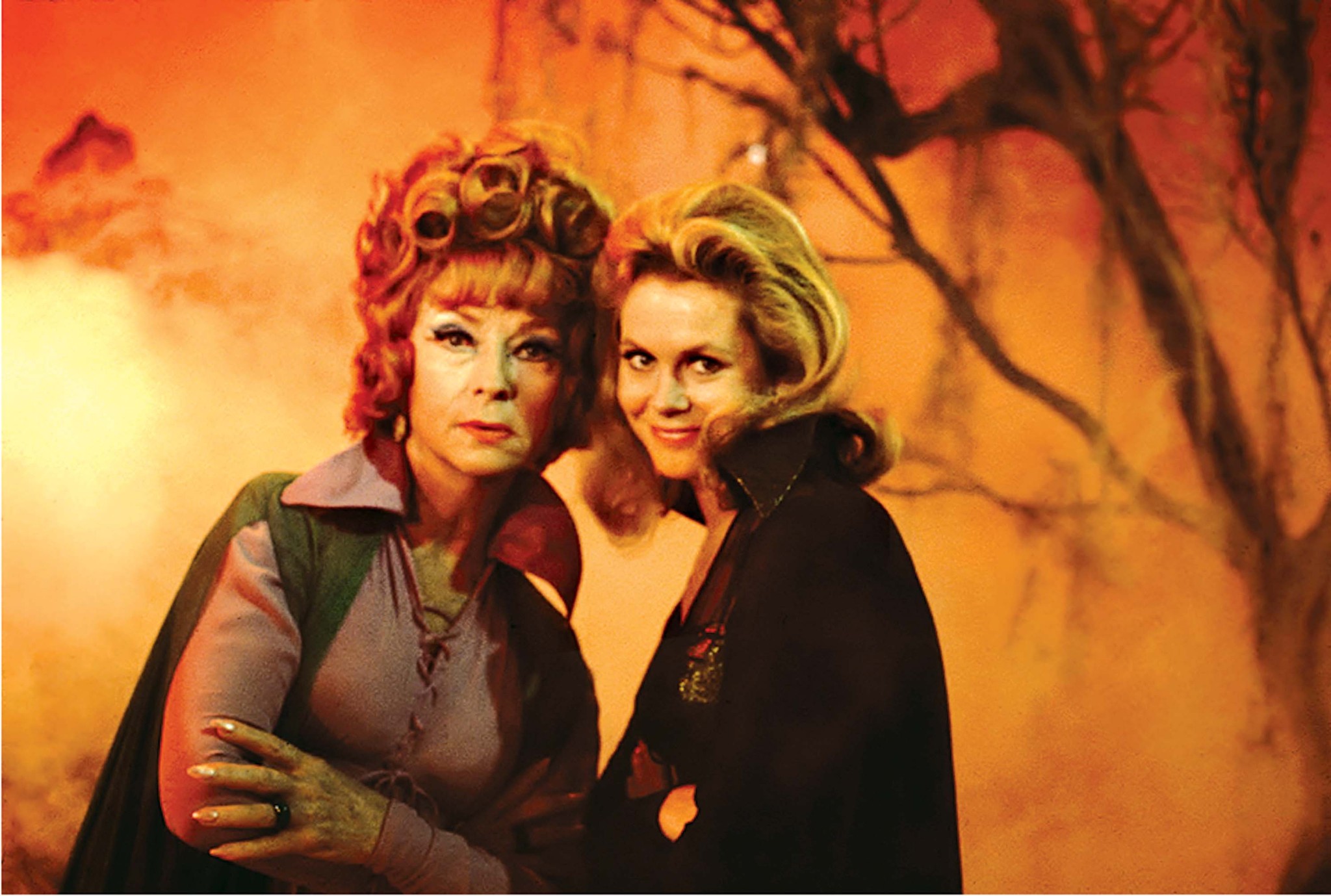 Still of Elizabeth Montgomery and Agnes Moorehead in Bewitched (1964)