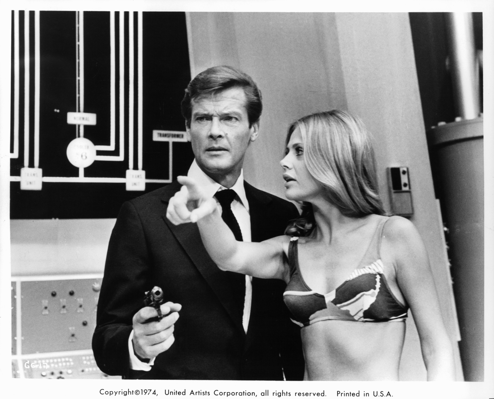 Still of Roger Moore and Britt Ekland in Zmogus su auksiniu pistoletu (1974)