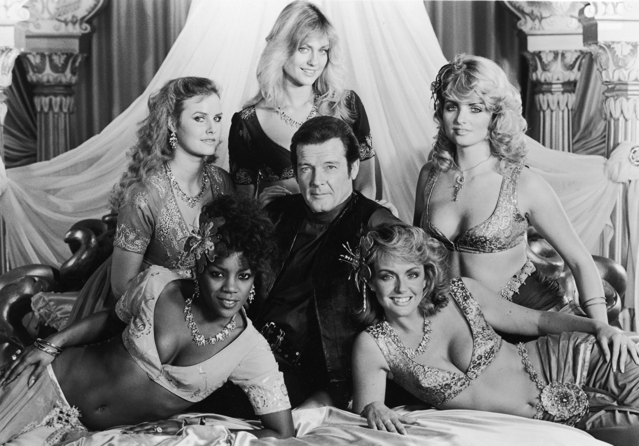 Roger Moore, Carole Ashby, Gillian De Terville, Carolyn Seaward, Mary Stavin and Tina Robinson at event of Astuonkoje (1983)