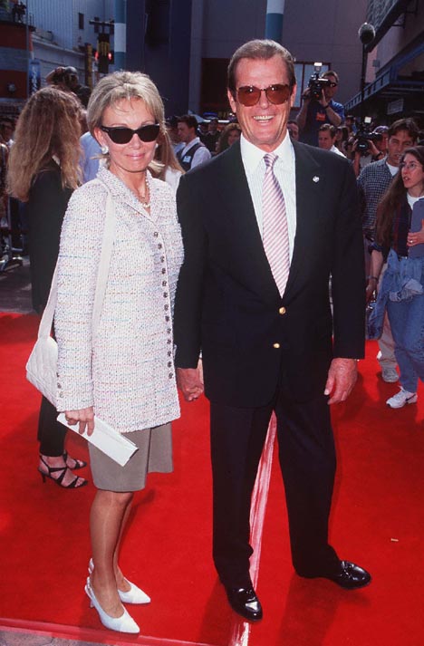 Roger Moore at event of The Quest (1996)