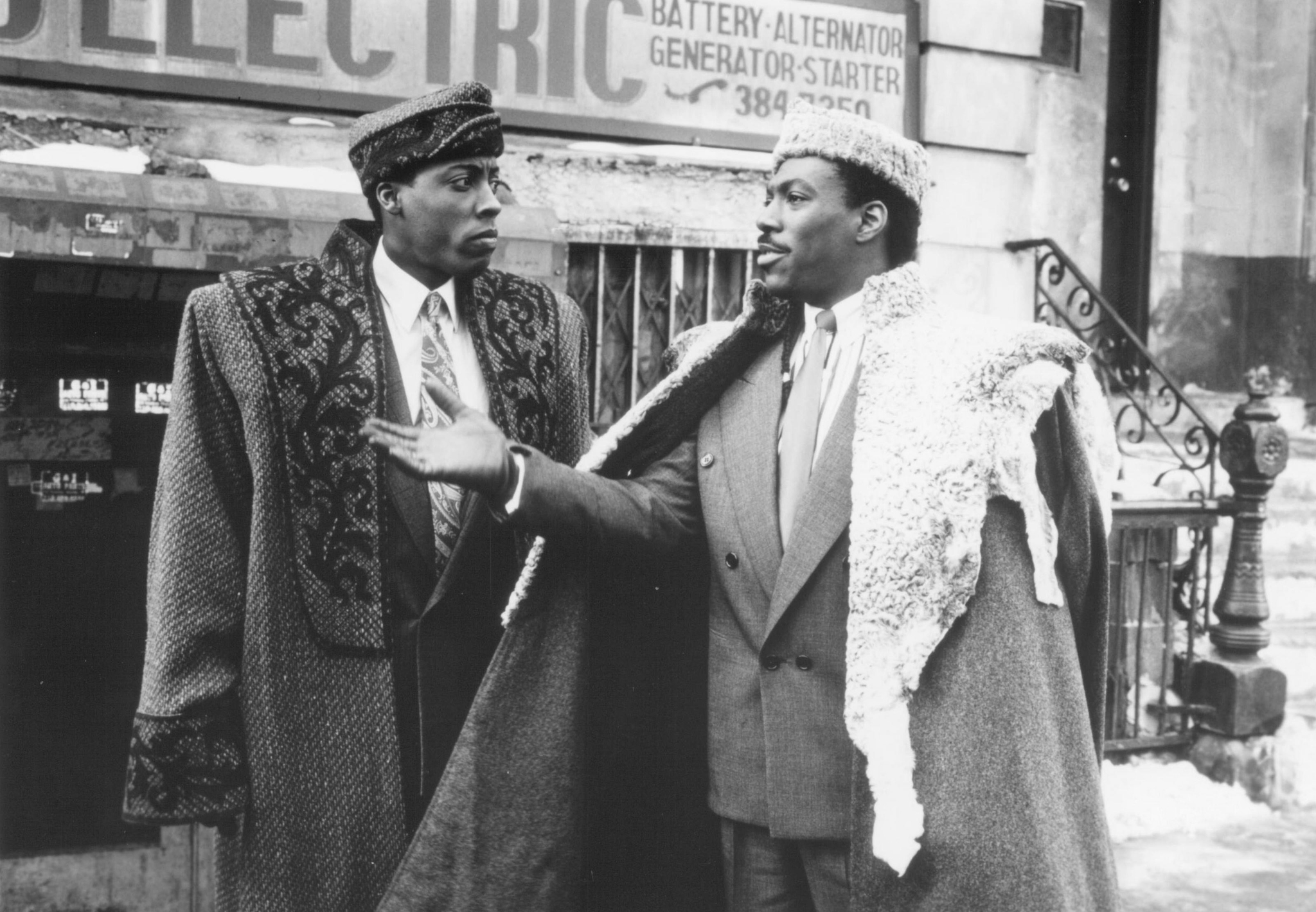 Still of Eddie Murphy and Arsenio Hall in Coming to America (1988)