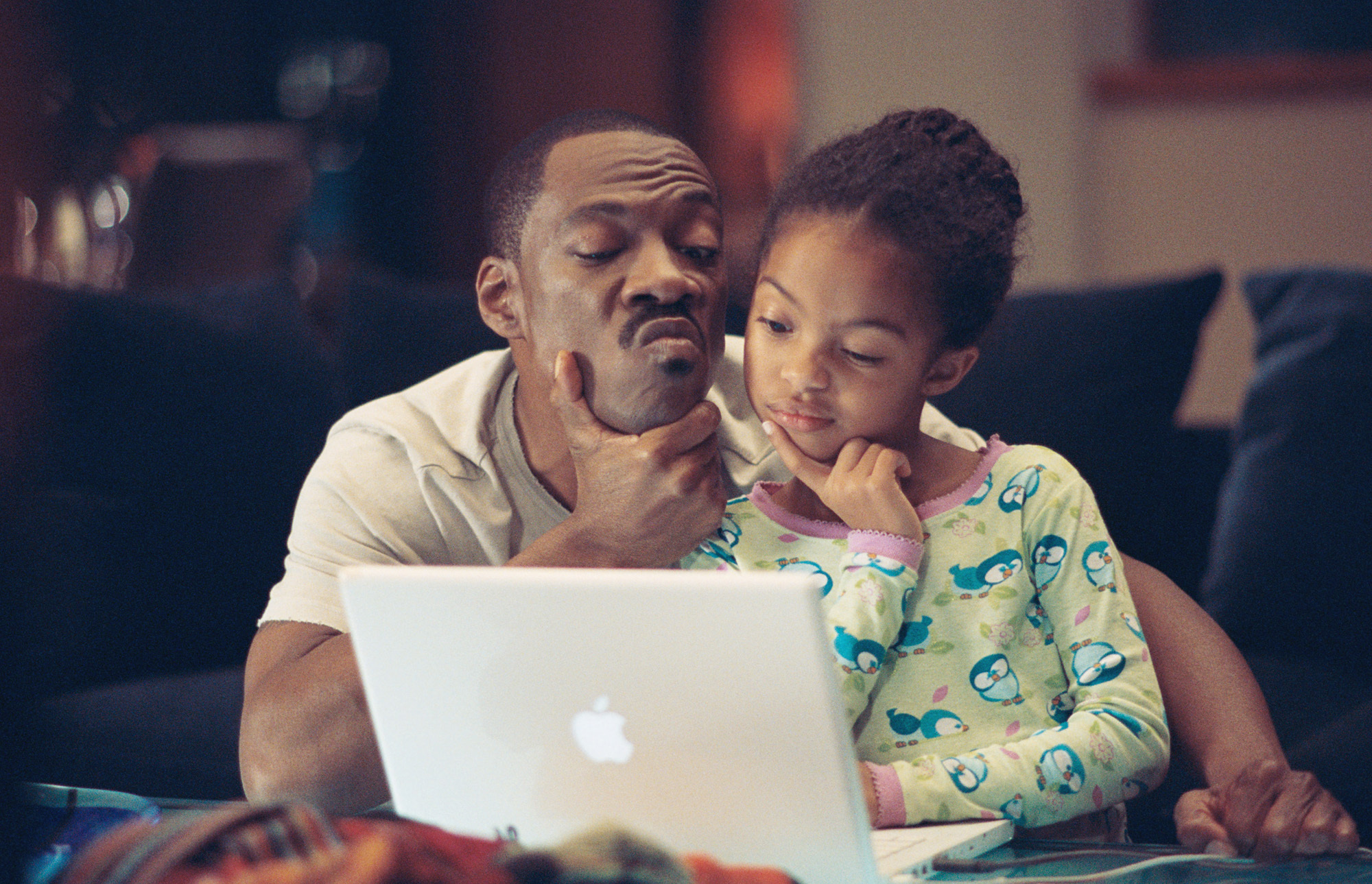 Still of Eddie Murphy and Yara Shahidi in Imagine That (2009)