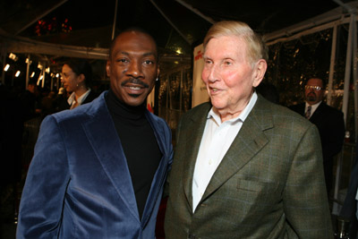 Eddie Murphy and Sumner Redstone at event of Norbit (2007)