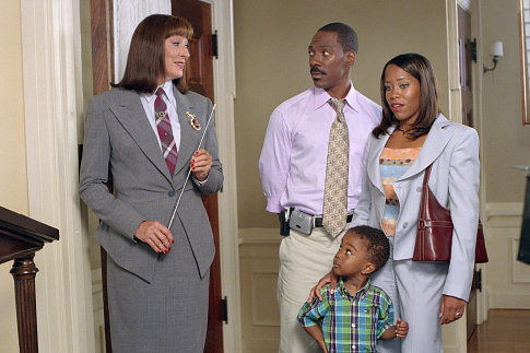 Still of Eddie Murphy, Anjelica Huston and Regina King in Tecio dienos rupestis (2003)