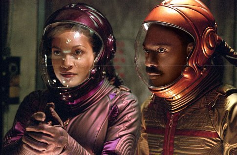 Still of Eddie Murphy and Rosario Dawson in The Adventures of Pluto Nash (2002)