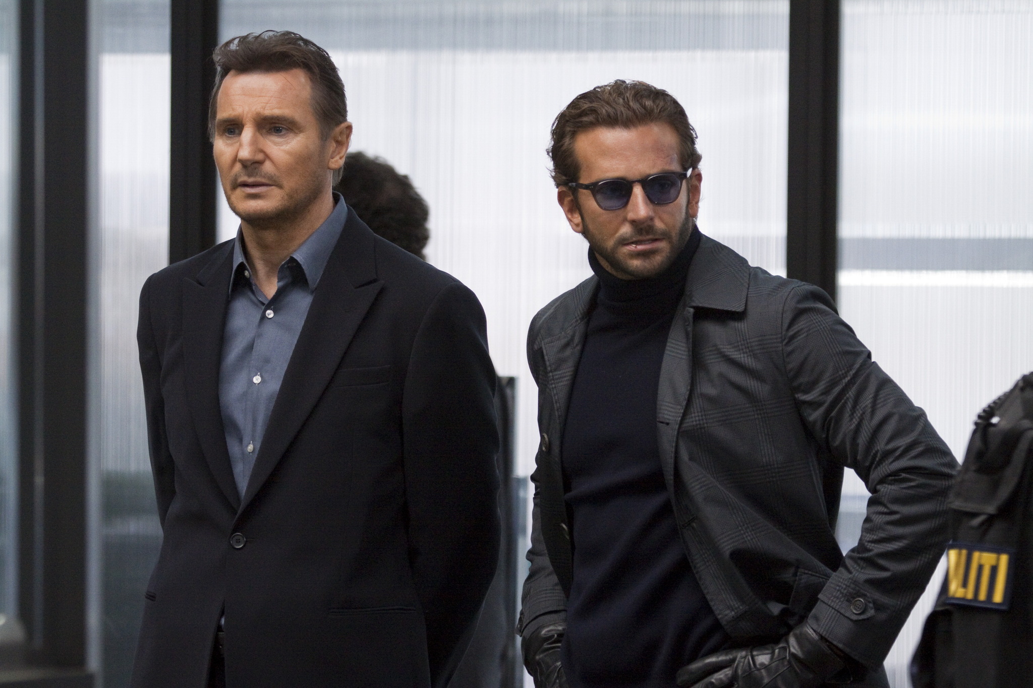 Still of Liam Neeson and Bradley Cooper in A komanda (2010)