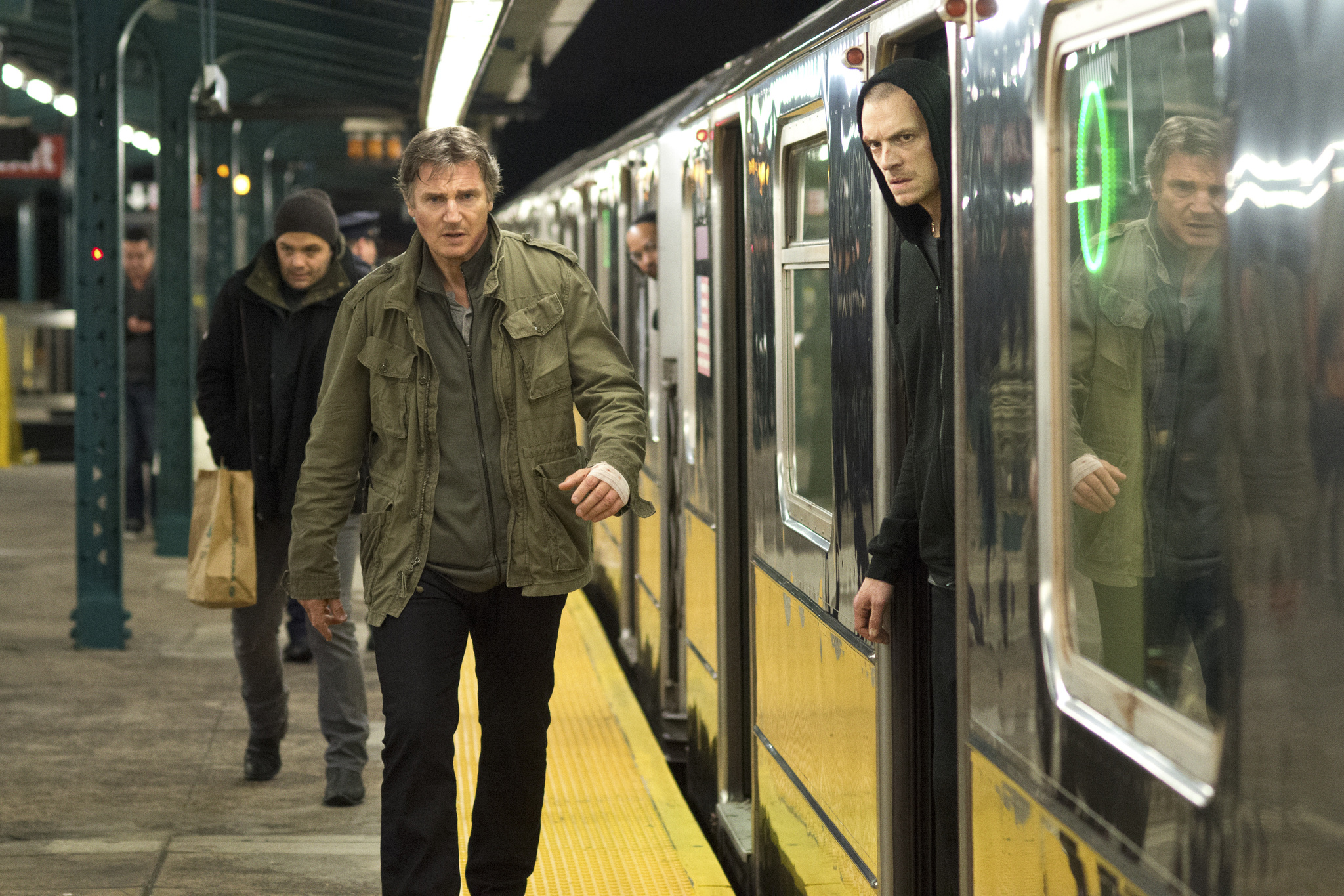 Still of Liam Neeson and Joel Kinnaman in Begte visa nakti (2015)