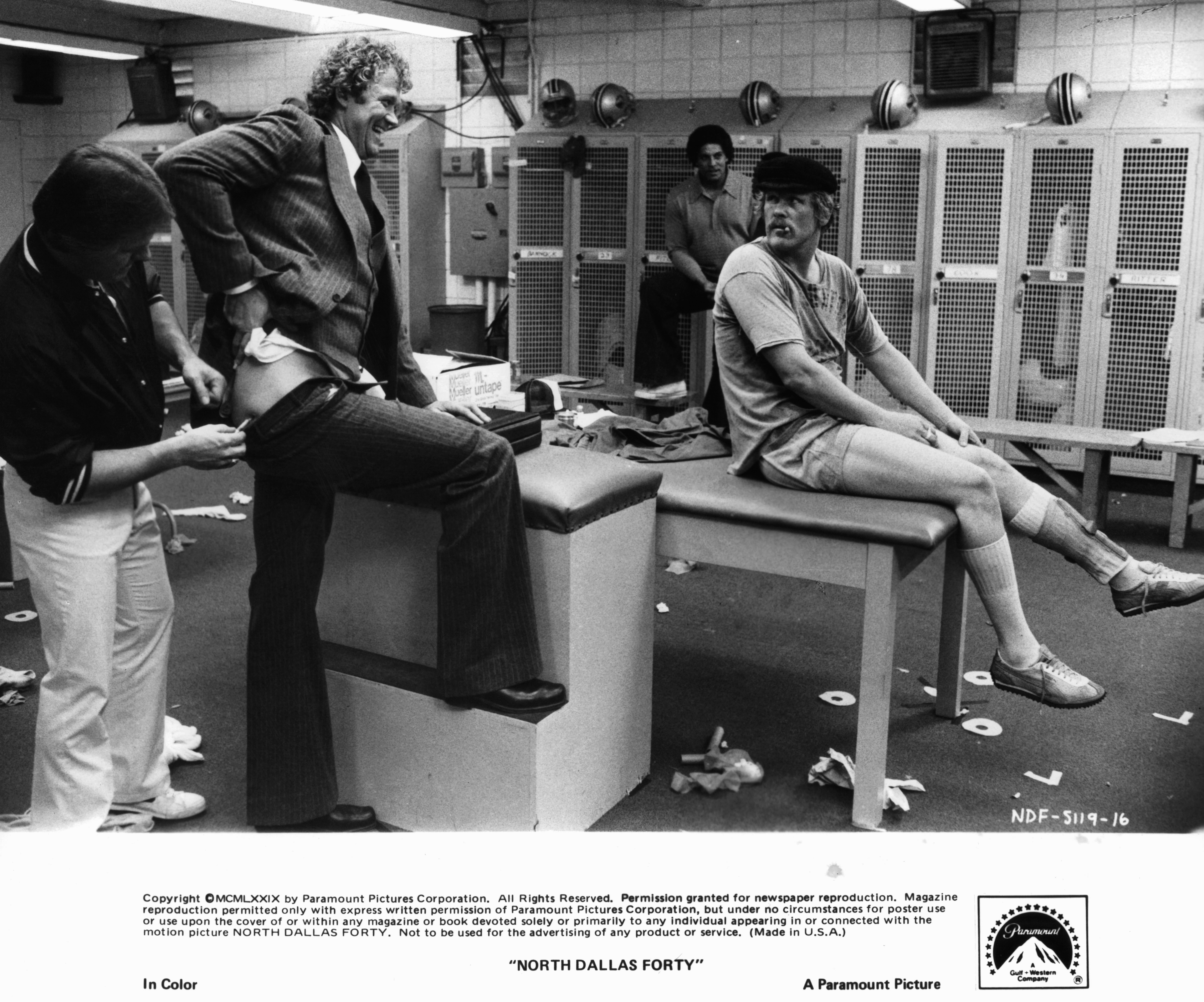 Still of Nick Nolte and Bo Svenson in North Dallas Forty (1979)