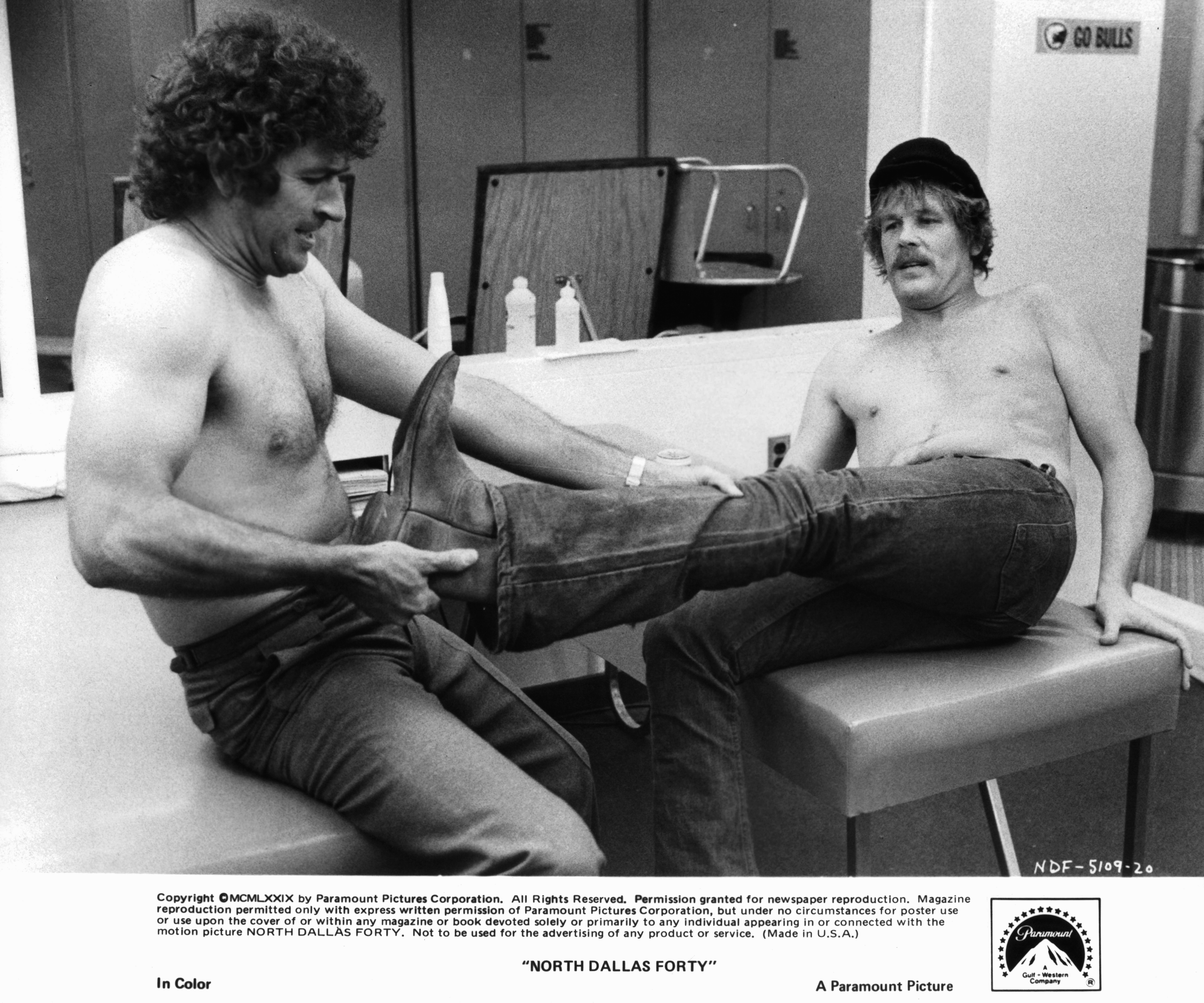 Still of Nick Nolte and Mac Davis in North Dallas Forty (1979)